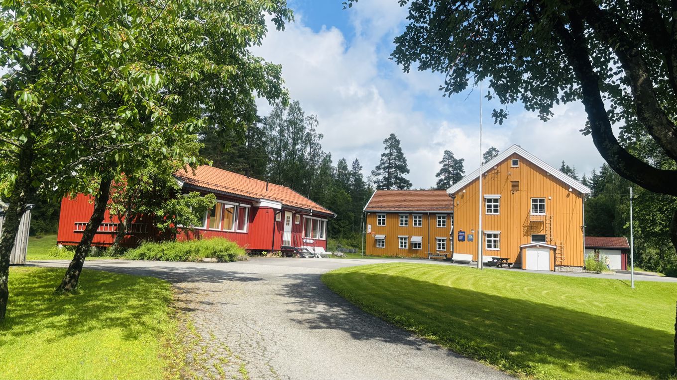 en vei som fører til en bygning