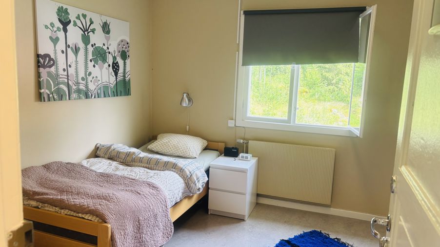 et soverom med seng og vindu