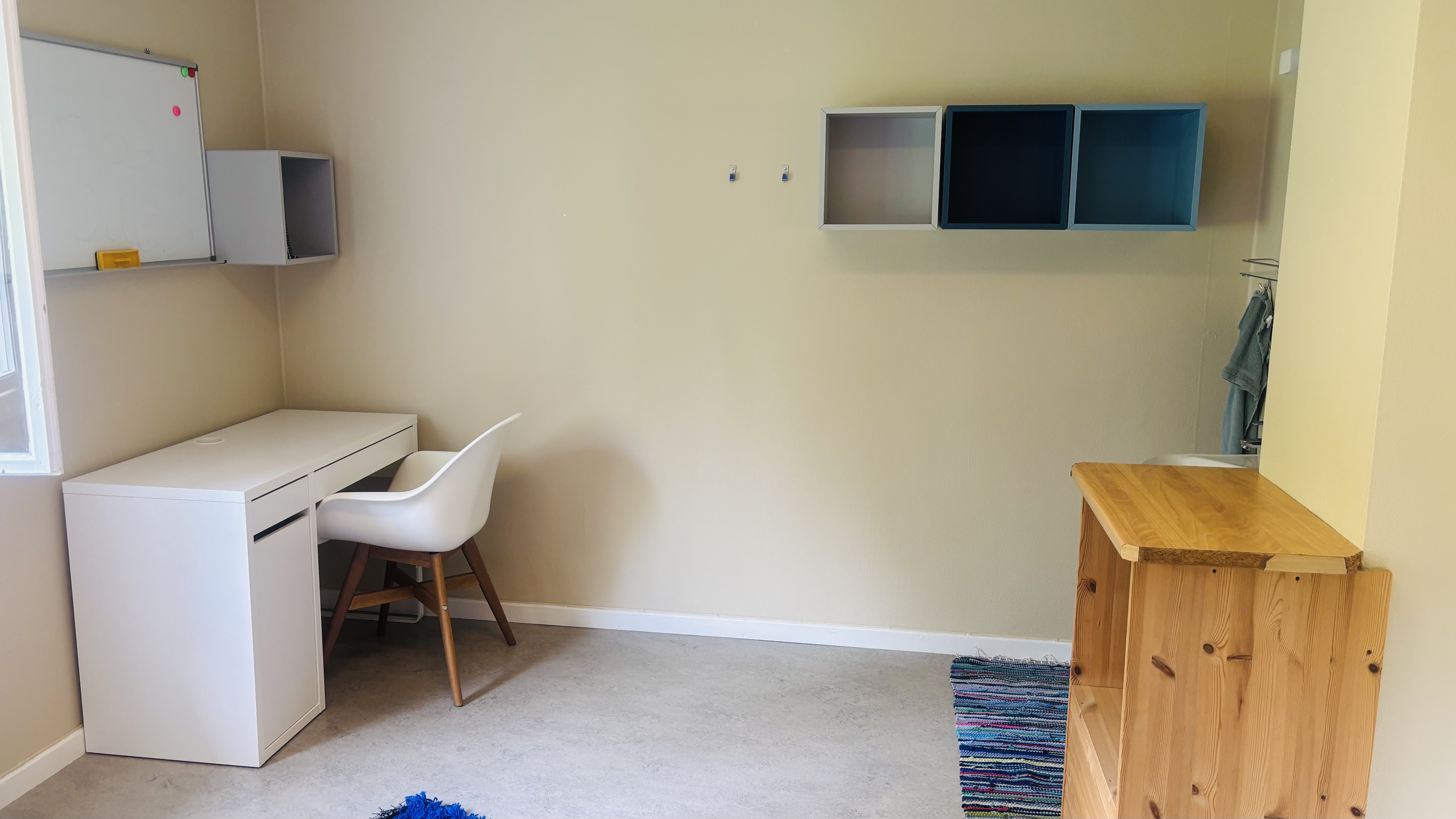 et rom med bord og stoler