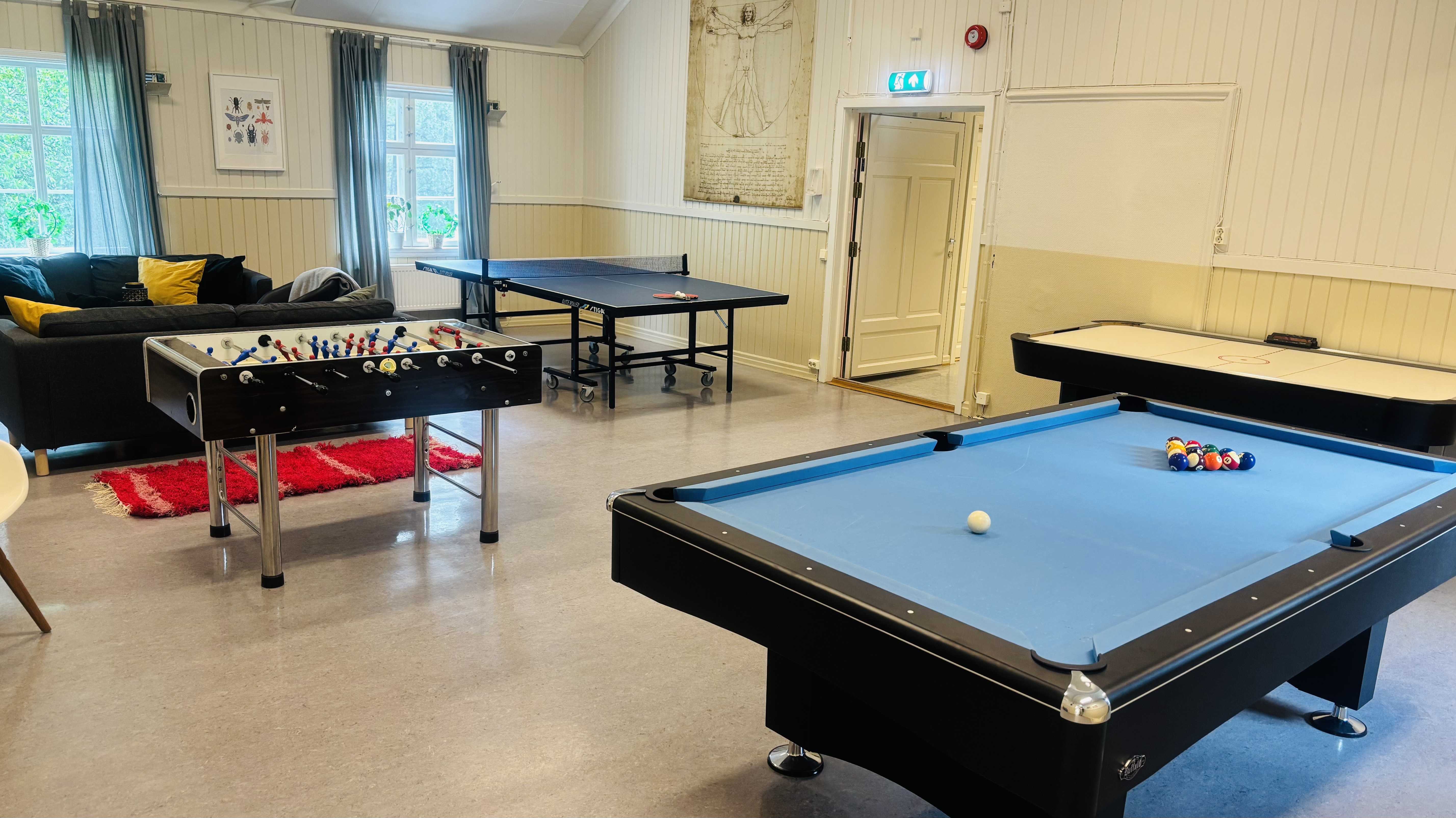 et rom med biljardbord og sofaer