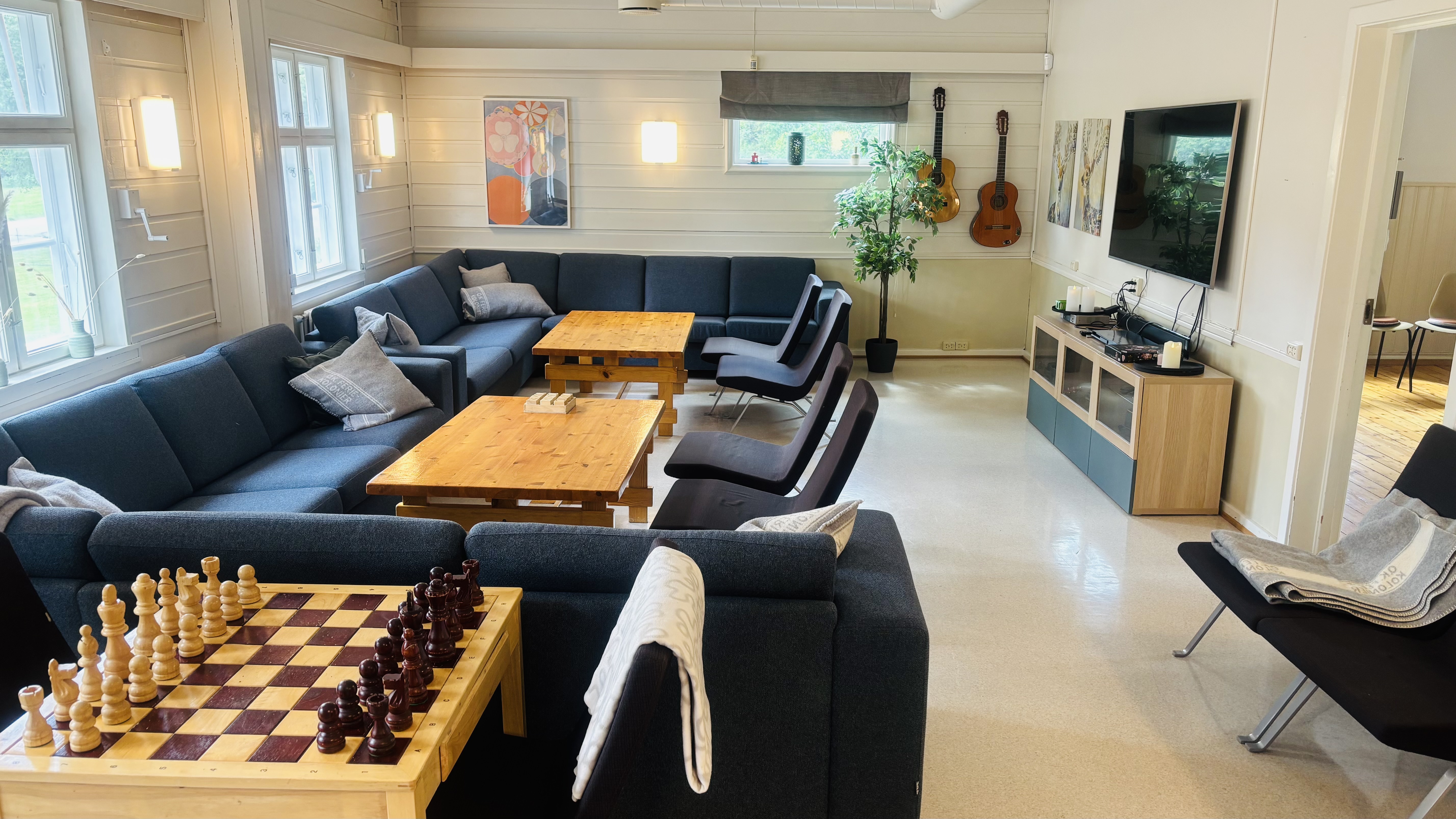 en stue med sofaer og et salongbord