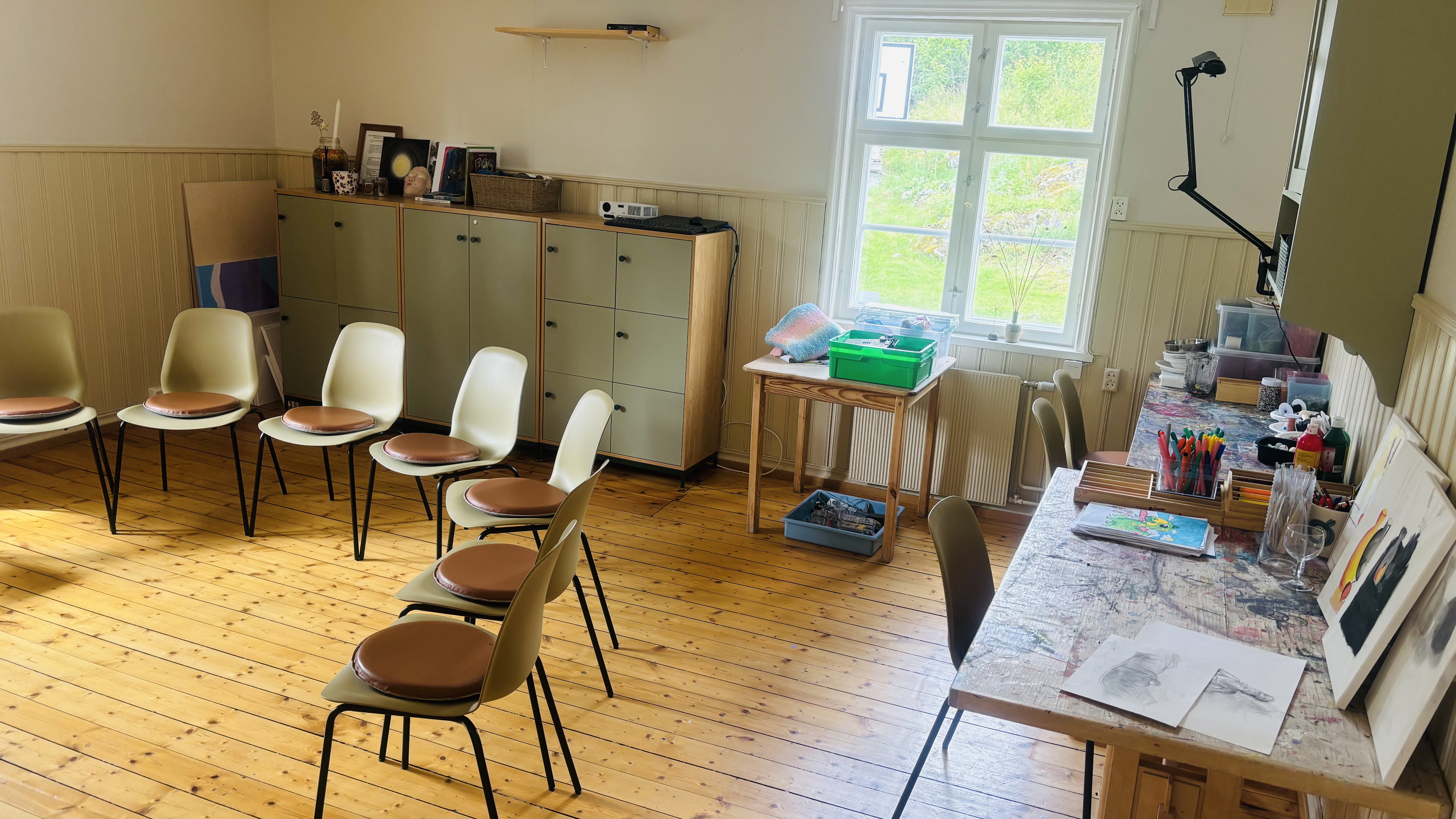 et rom med stoler og bord