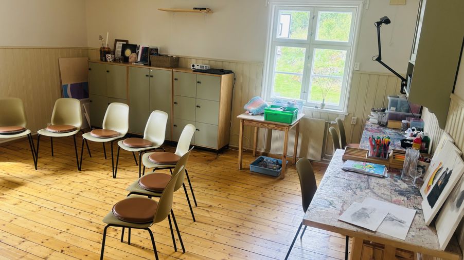 et rom med stoler og bord