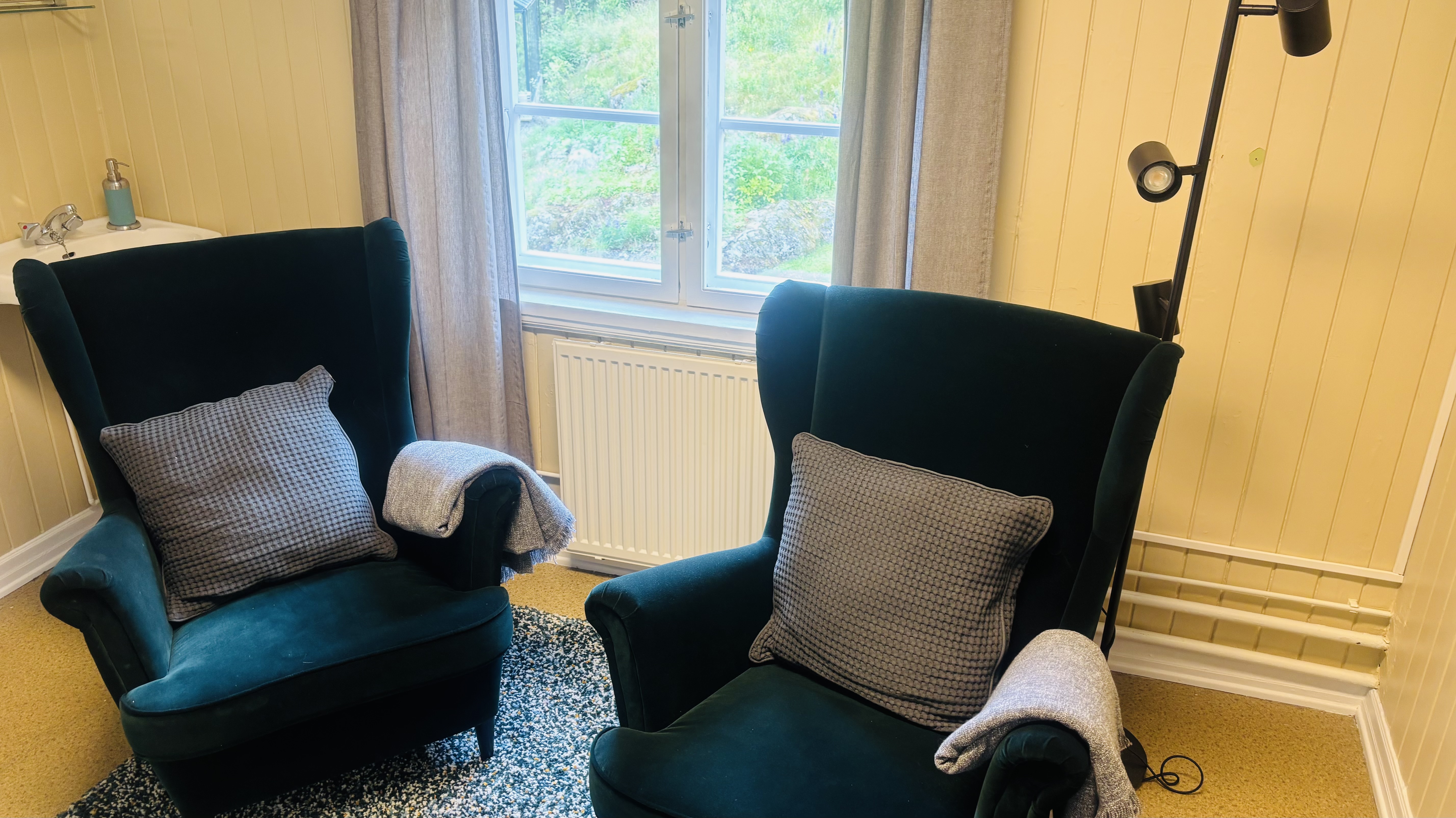 et par stoler i et rom