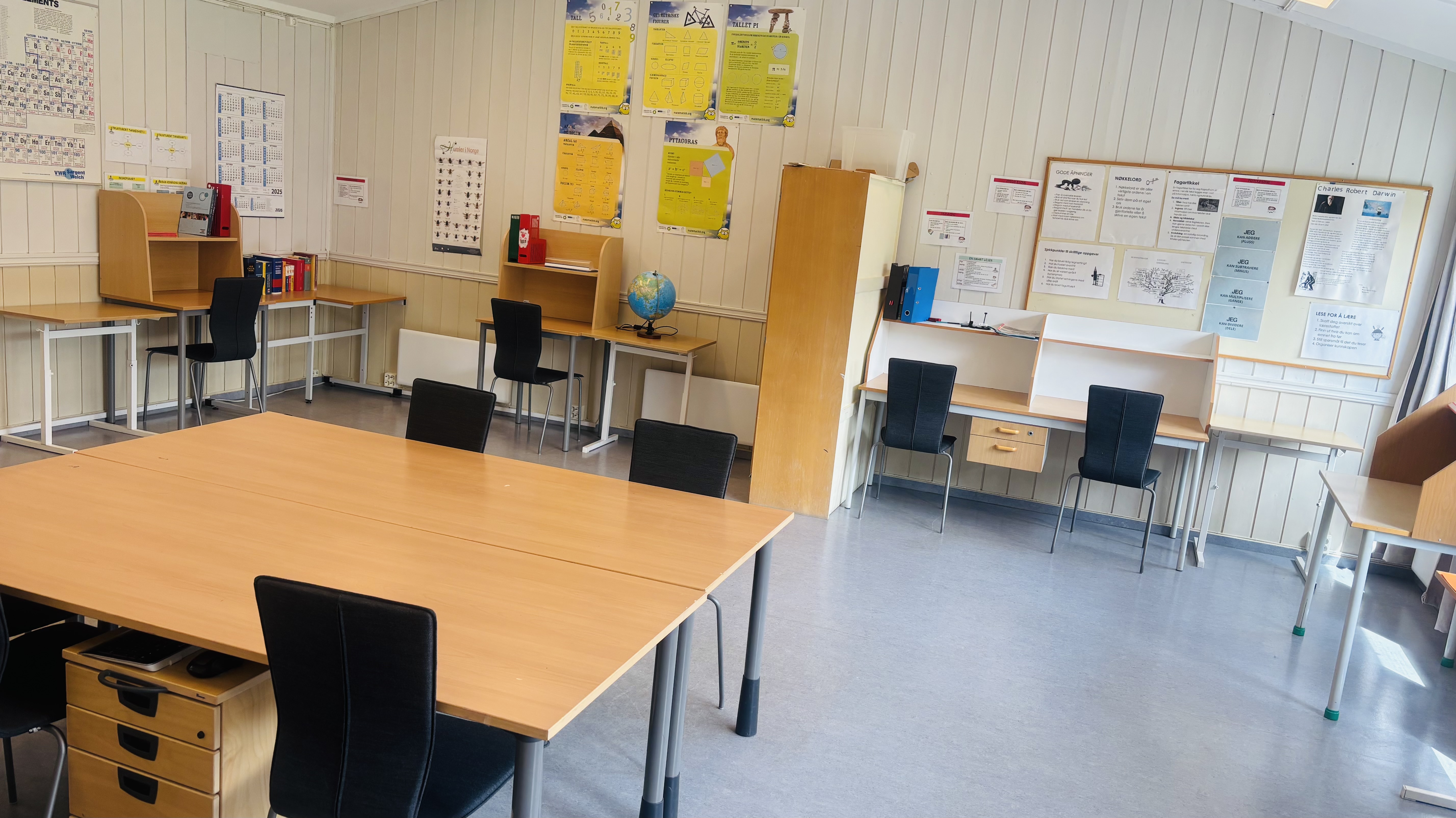 et rom med bord og stoler