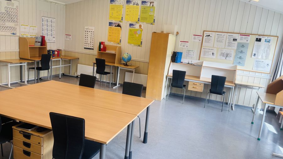 et rom med bord og stoler