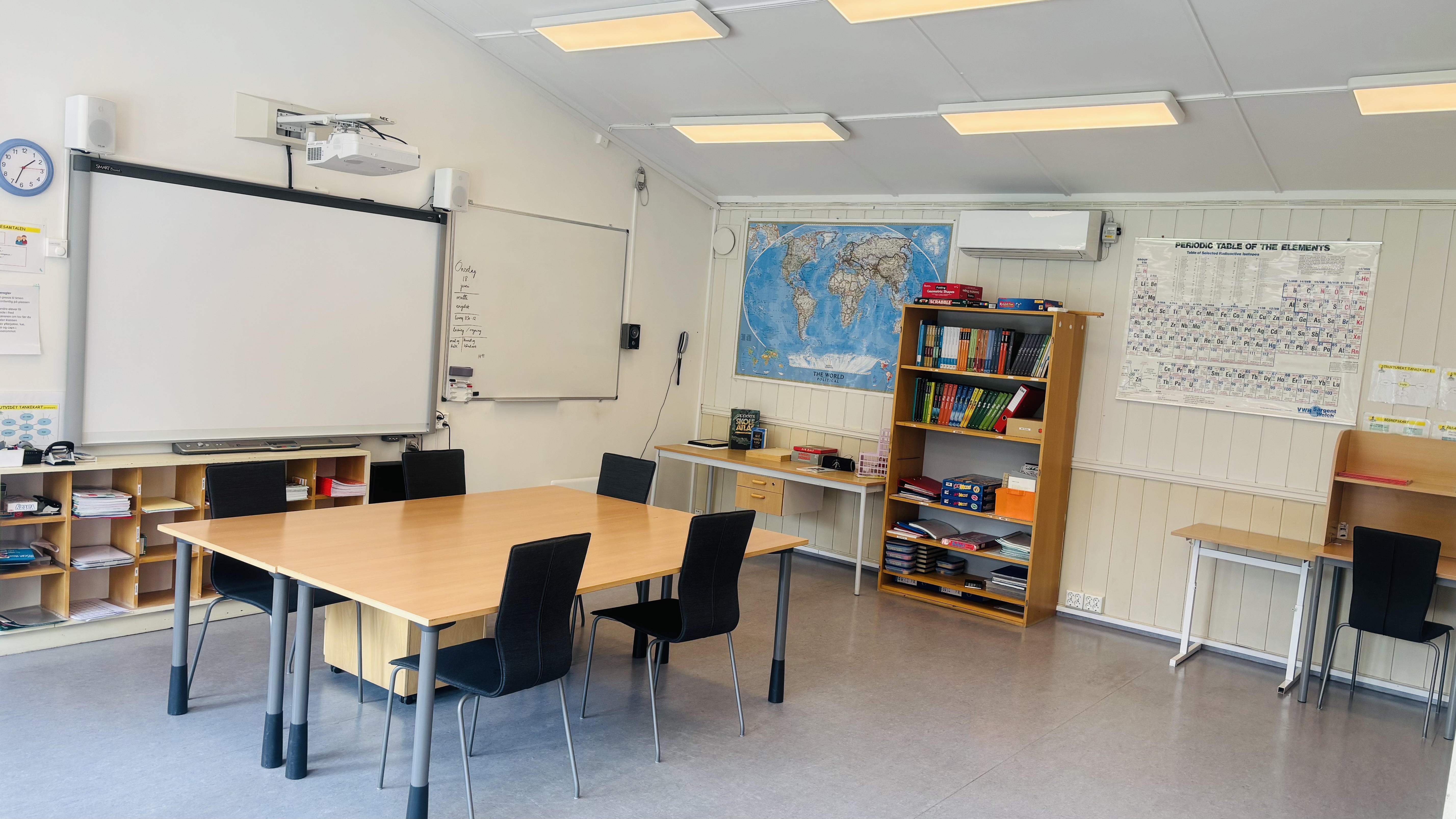 et rom med bord og stoler