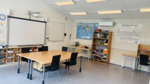et rom med bord og stoler