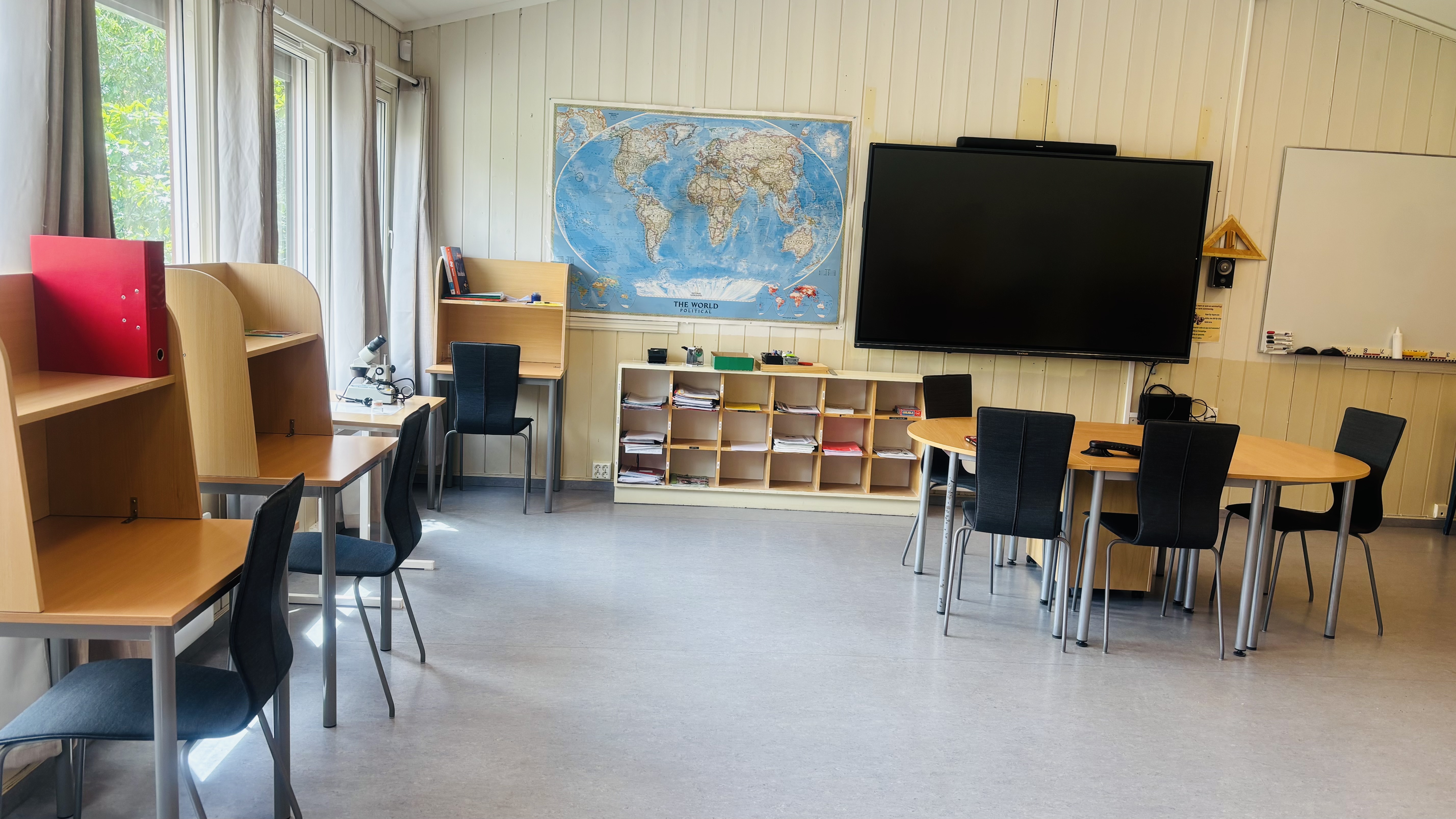 et rom med skrivebord og stoler