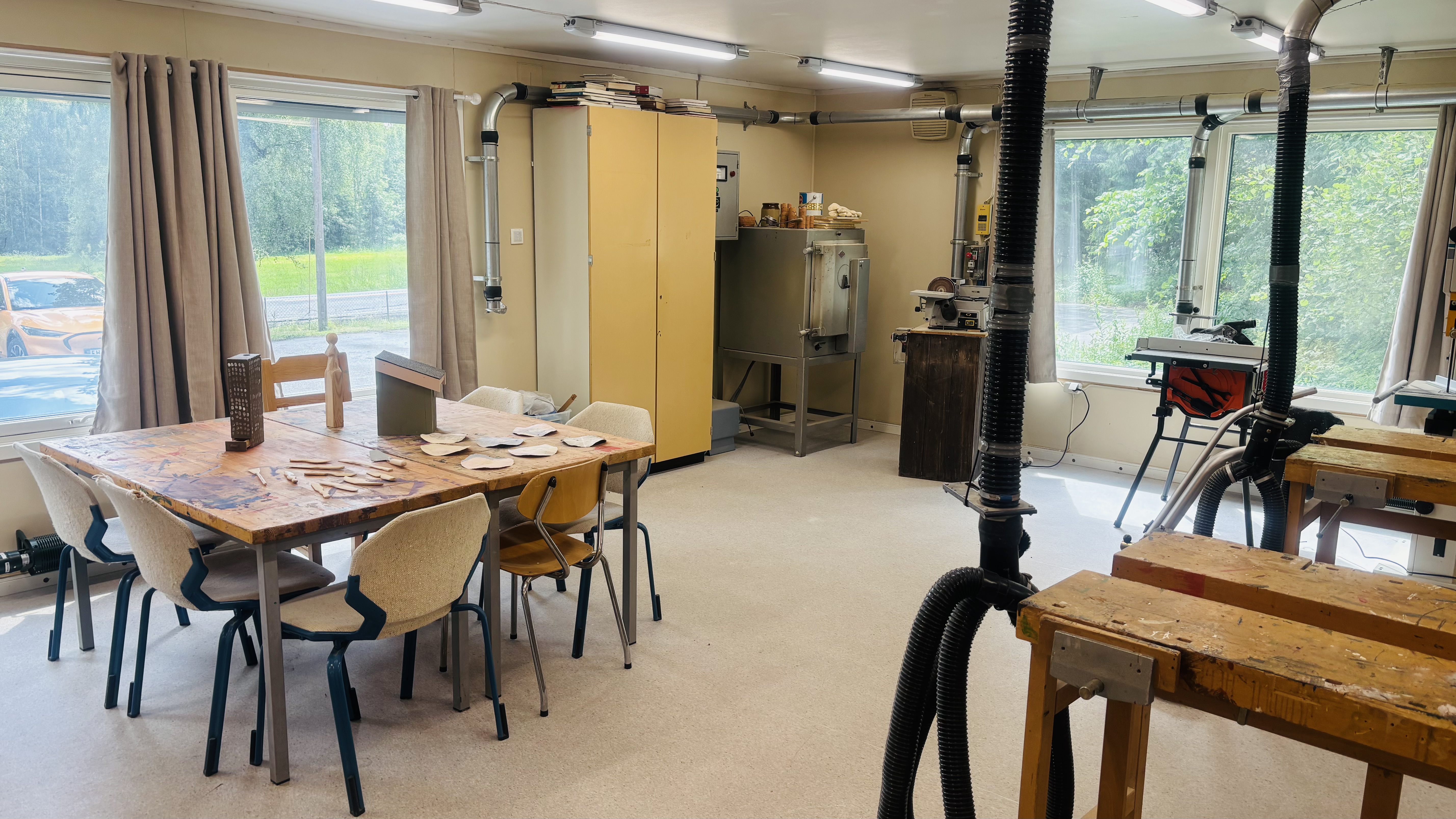 et rom med bord og stoler