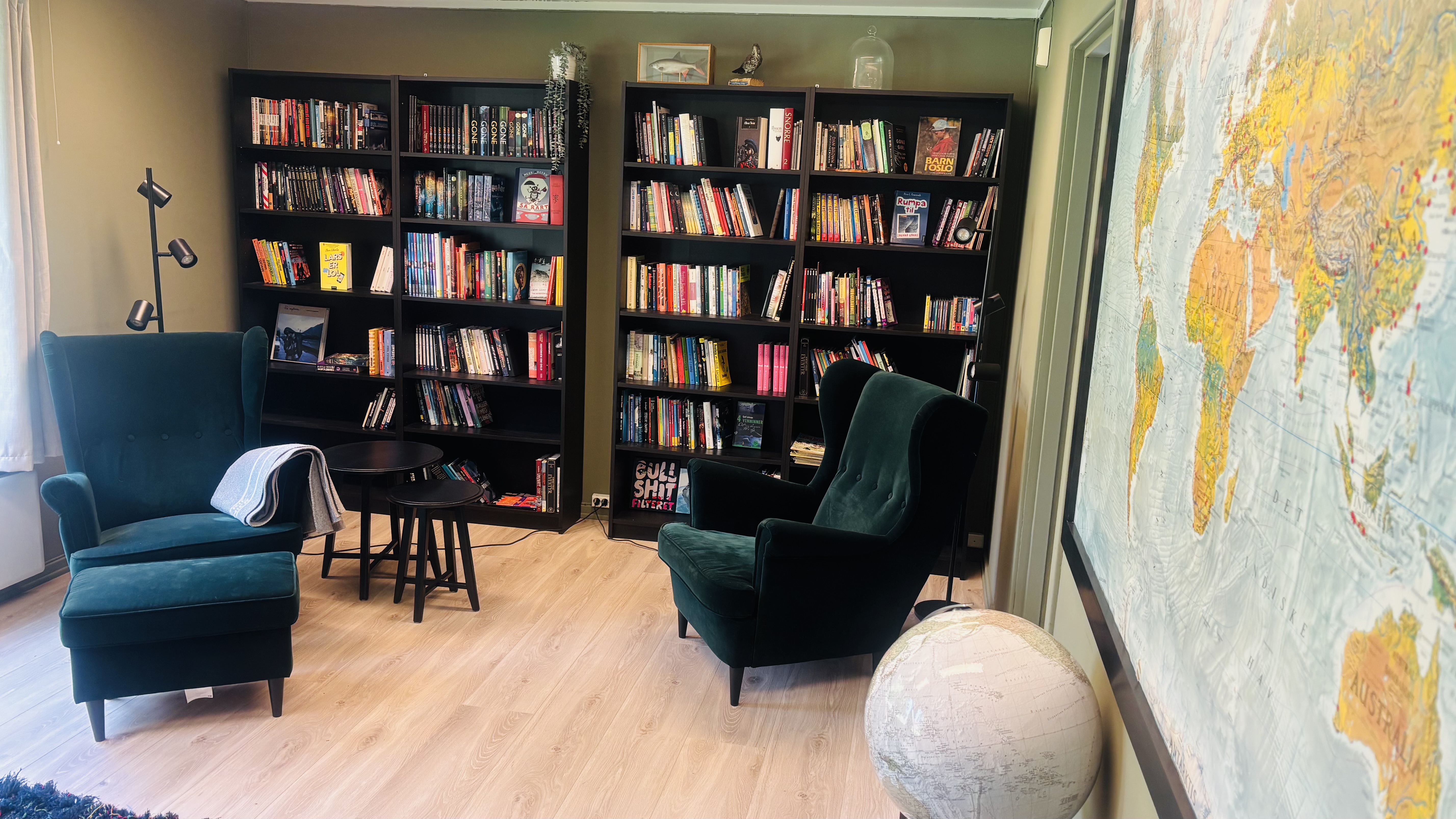 et rom med bokhylle og stoler