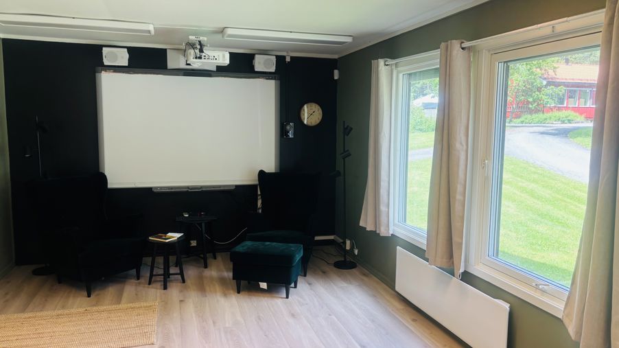 En stue med stor skjerm