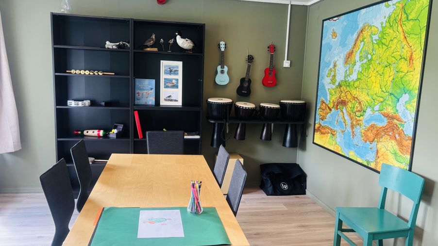 et rom med bord og stoler