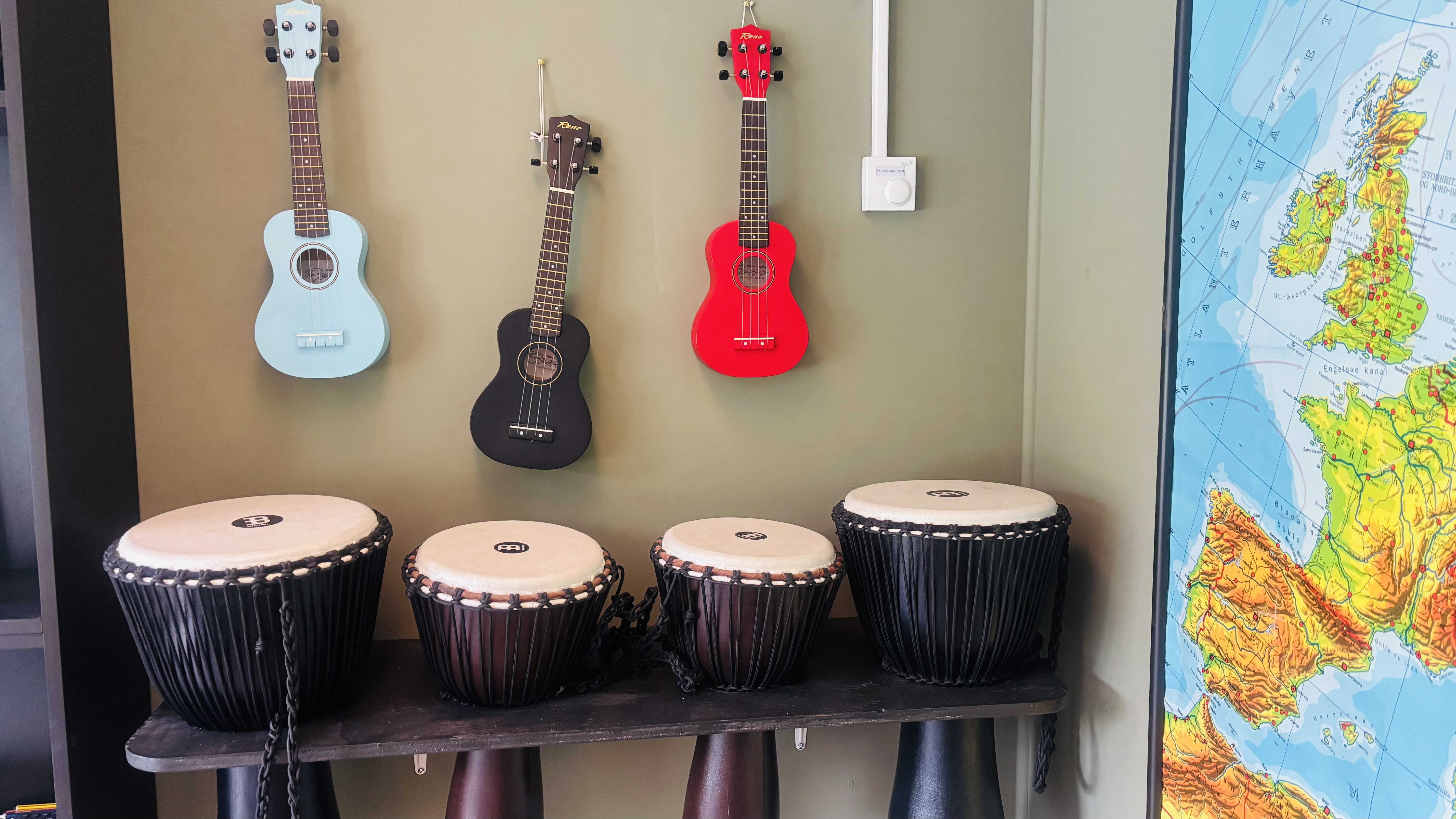 en gruppe trommer på en hylle