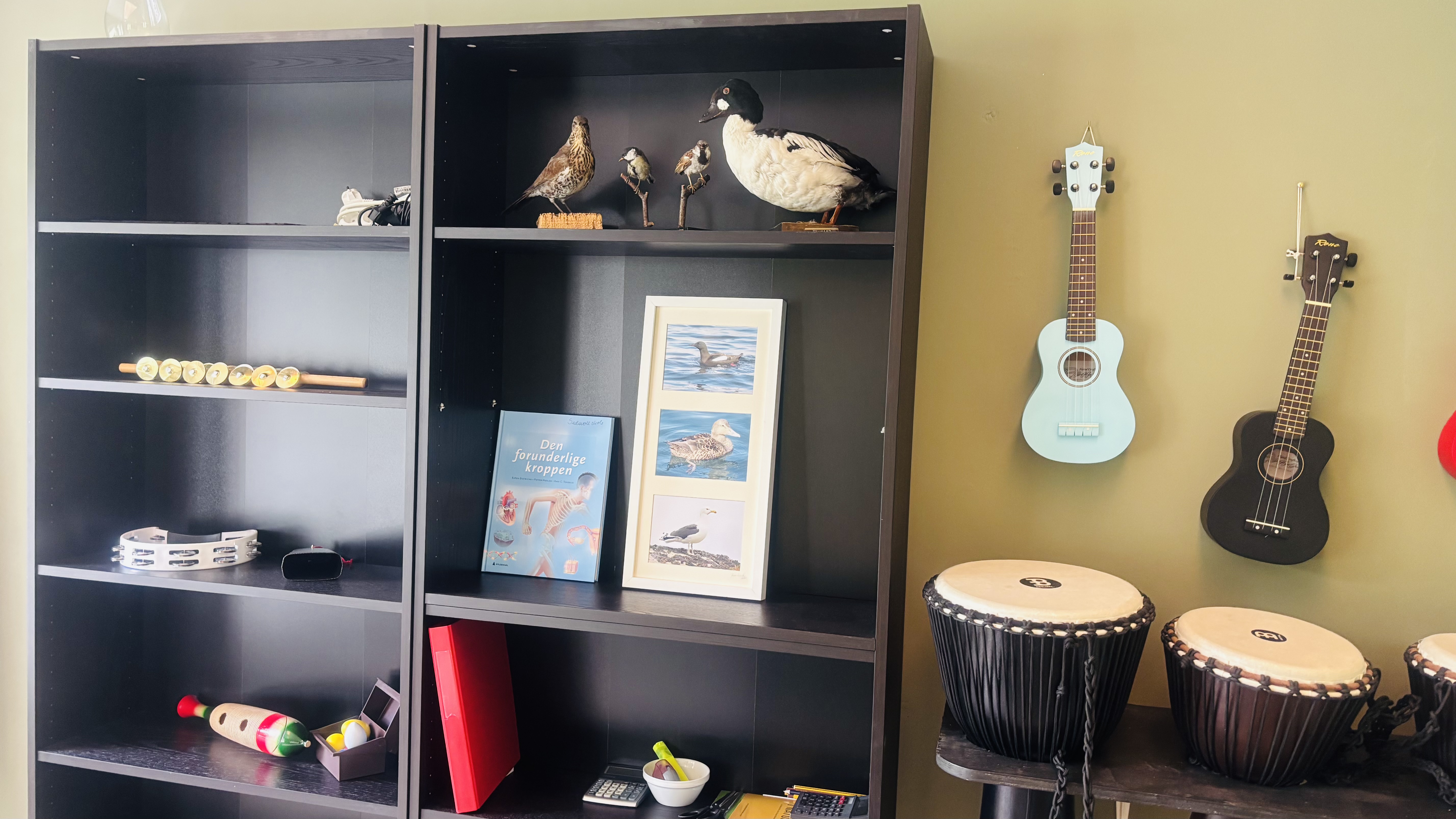 en hylle med gjenstander på