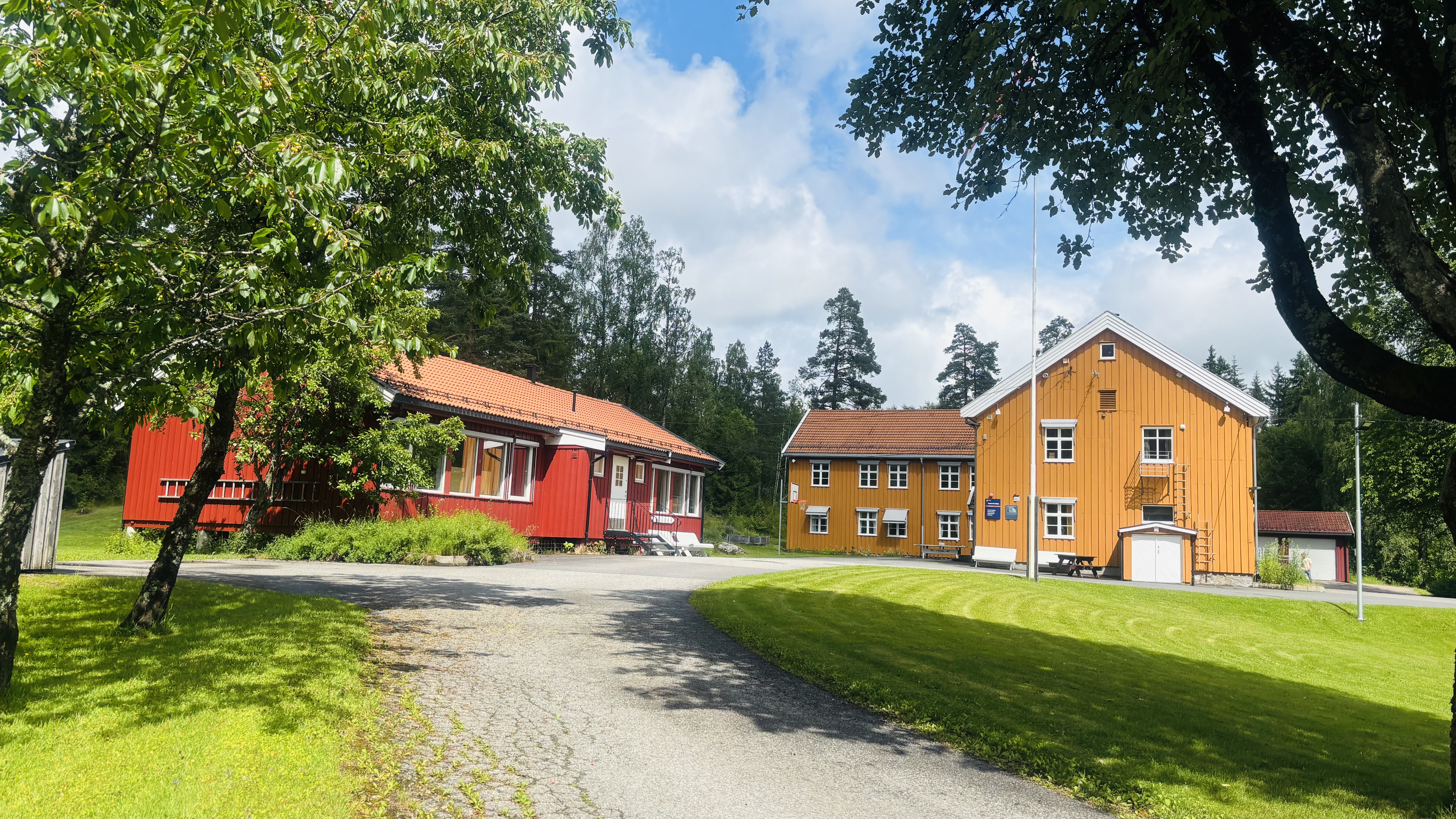 en vei som fører til en bygning