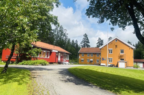 en vei som fører til en bygning