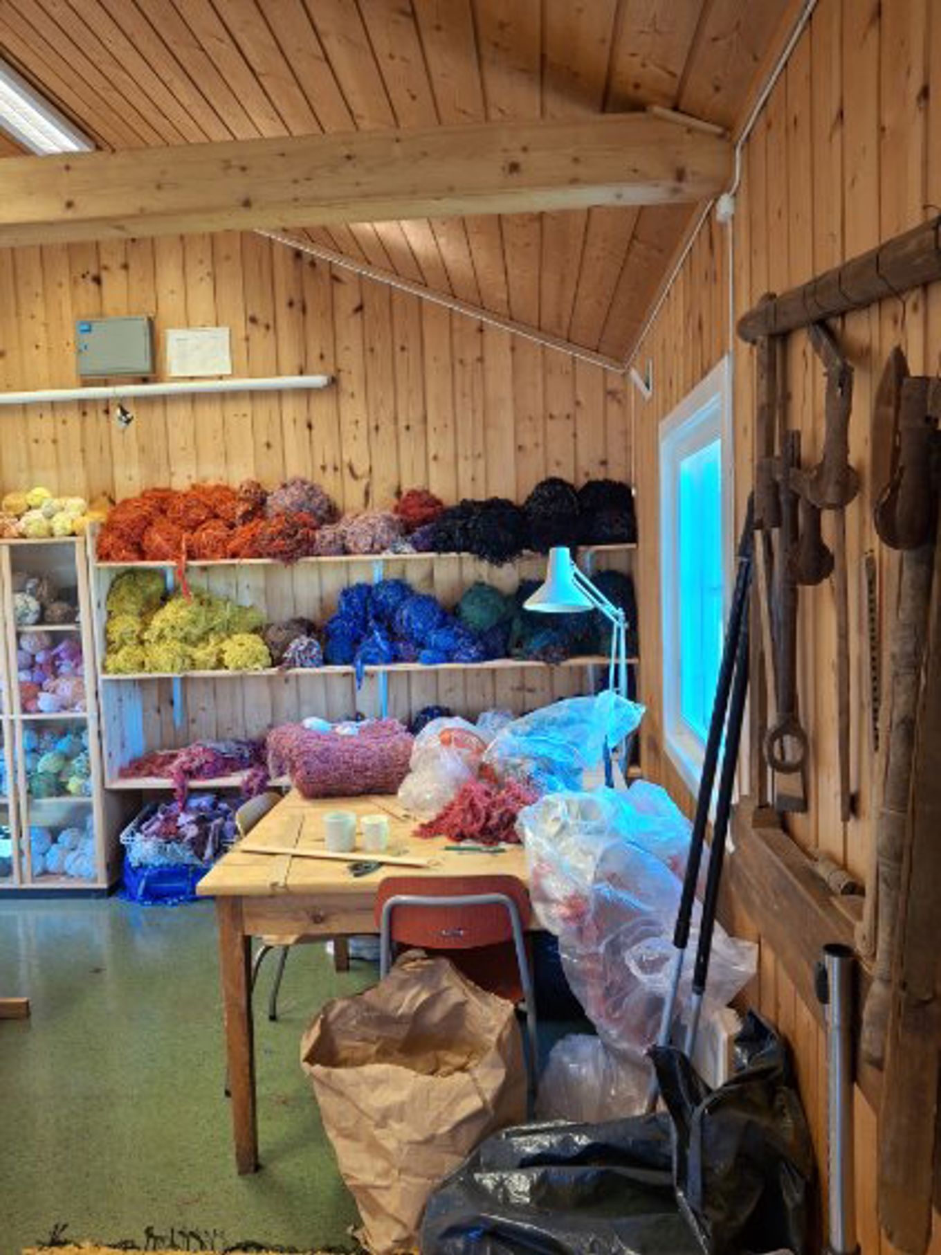 et rom med bord og hyller med mat