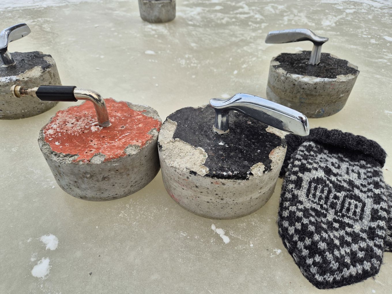 en gruppe gryter og panner på snødekt grunn