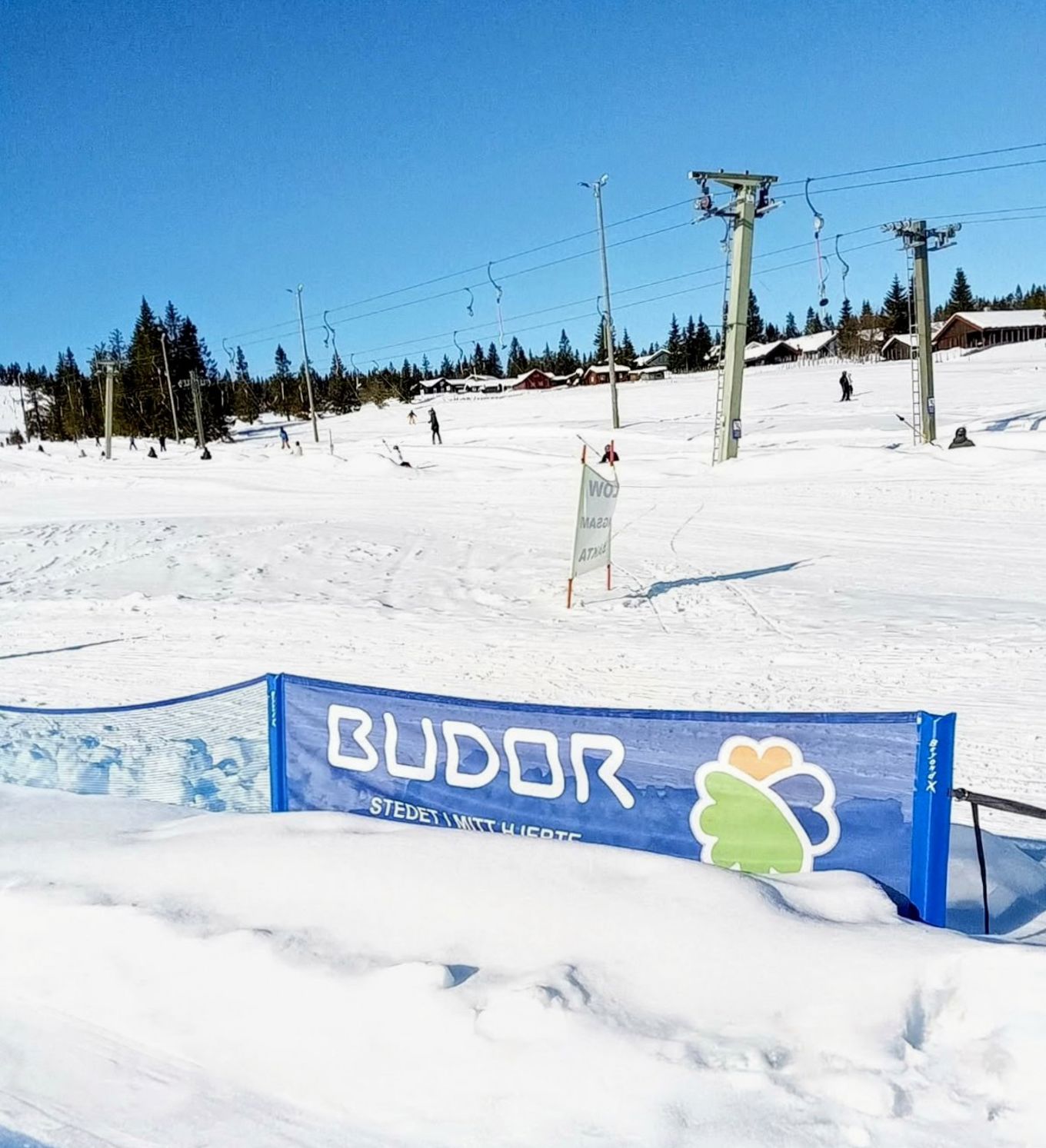 Et skilt på snøen Et skilt på snøen