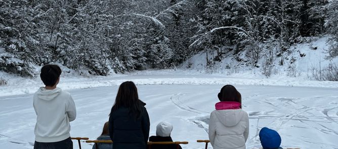 En gruppe mennesker står på snøski