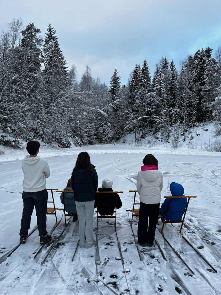 En gruppe mennesker står på snøski