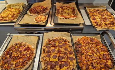 En gruppe pizzaer på brett