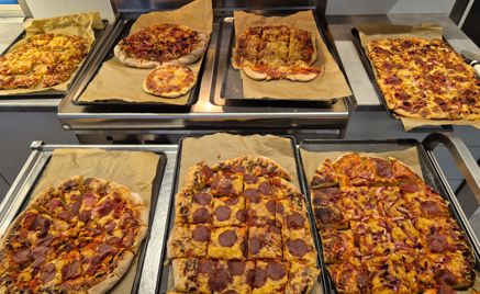 En gruppe pizzaer på brett