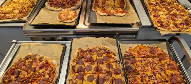 En gruppe pizzaer på brett