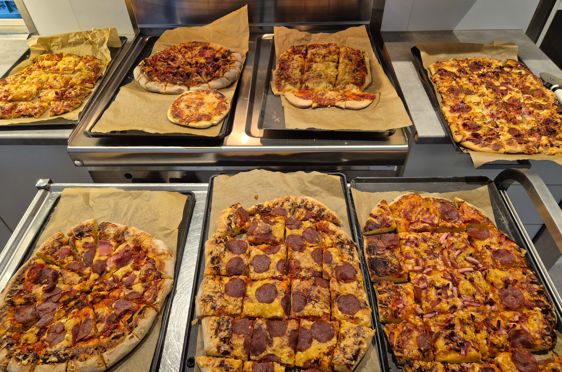 En gruppe pizzaer på brett