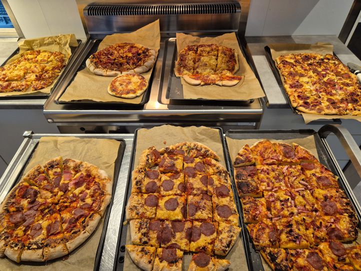 En gruppe pizzaer på brett