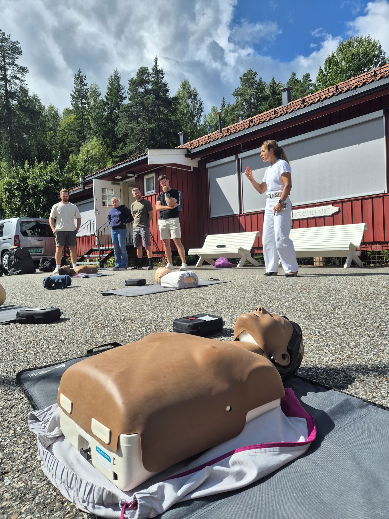 en person som står foran en bygning med en statue foran seg