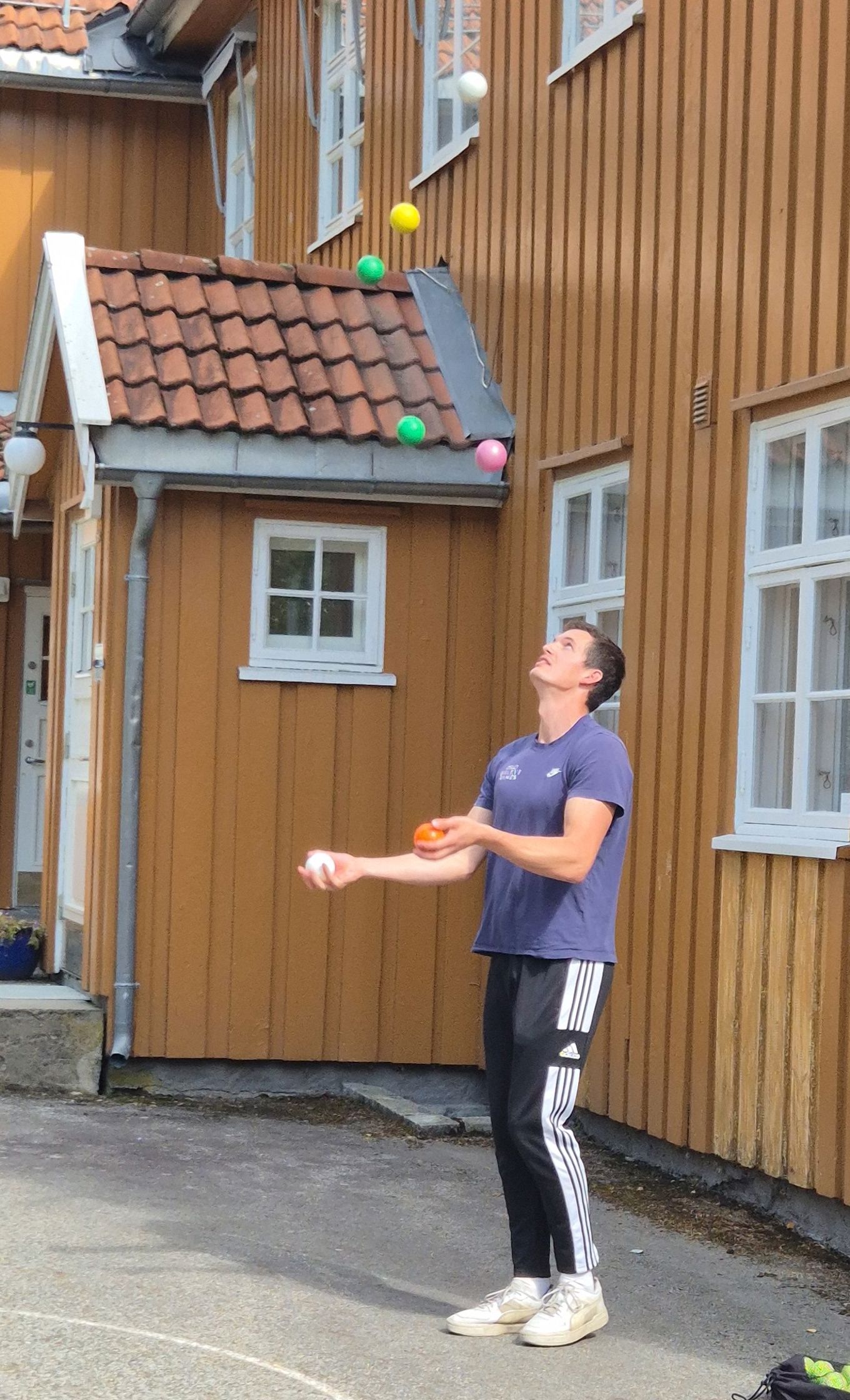 en person som kaster en ball