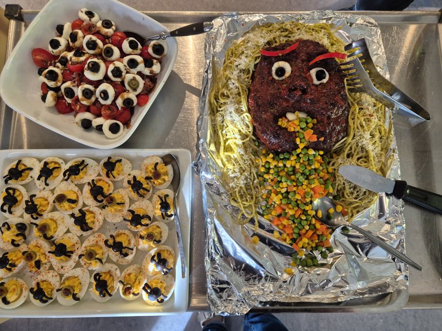 en kake med et ansikt på