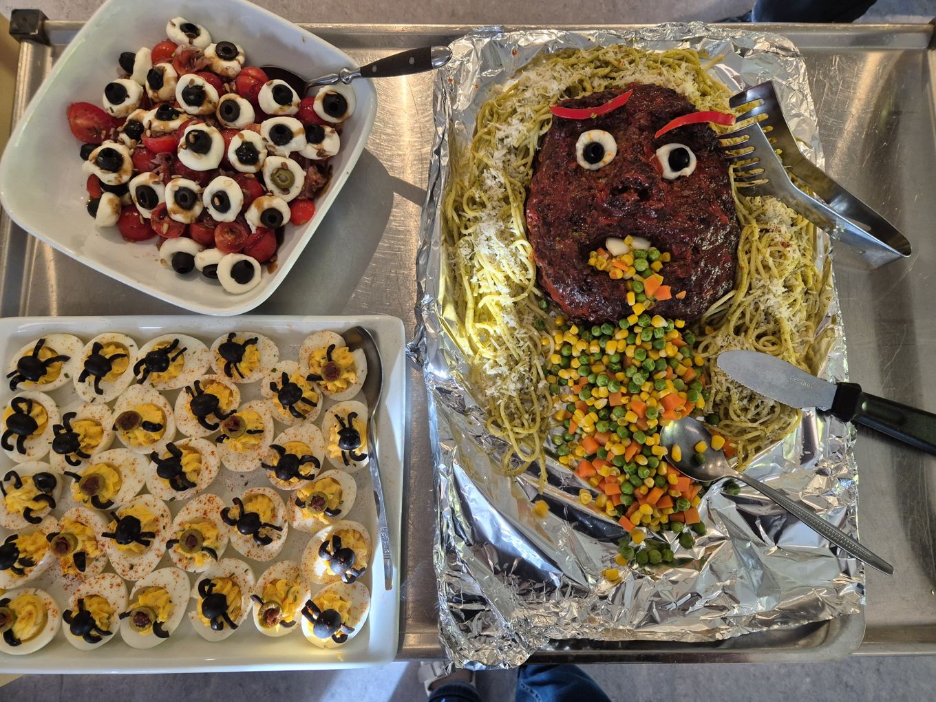en kake med et ansikt på en kake med et ansikt på