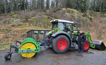 en person som står ved siden av en traktor