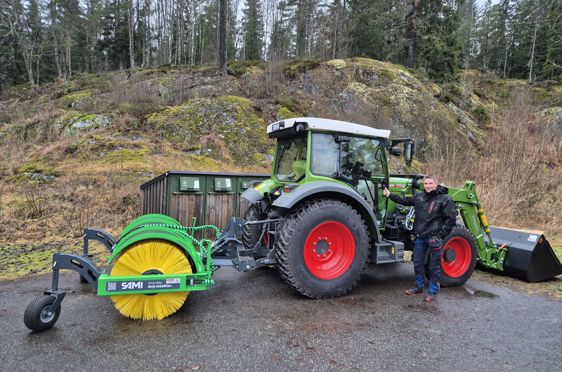 en person som står ved siden av en traktor
