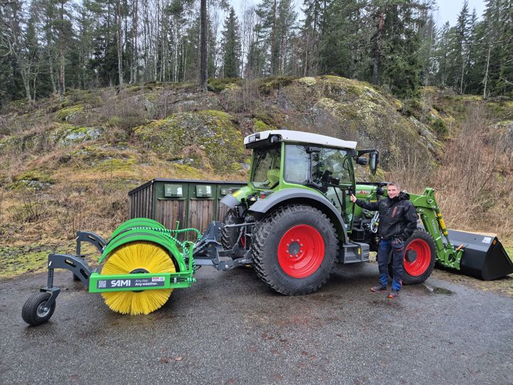 en person som står ved siden av en traktor