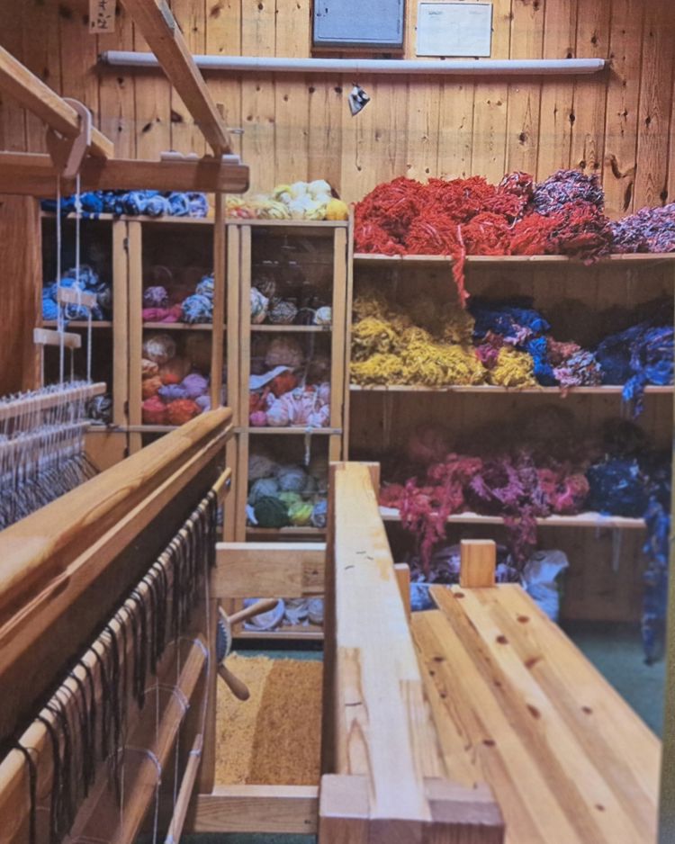 en trehytte med hyller og blomster