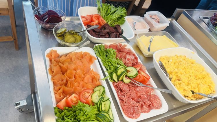 Et bord fullt av mat