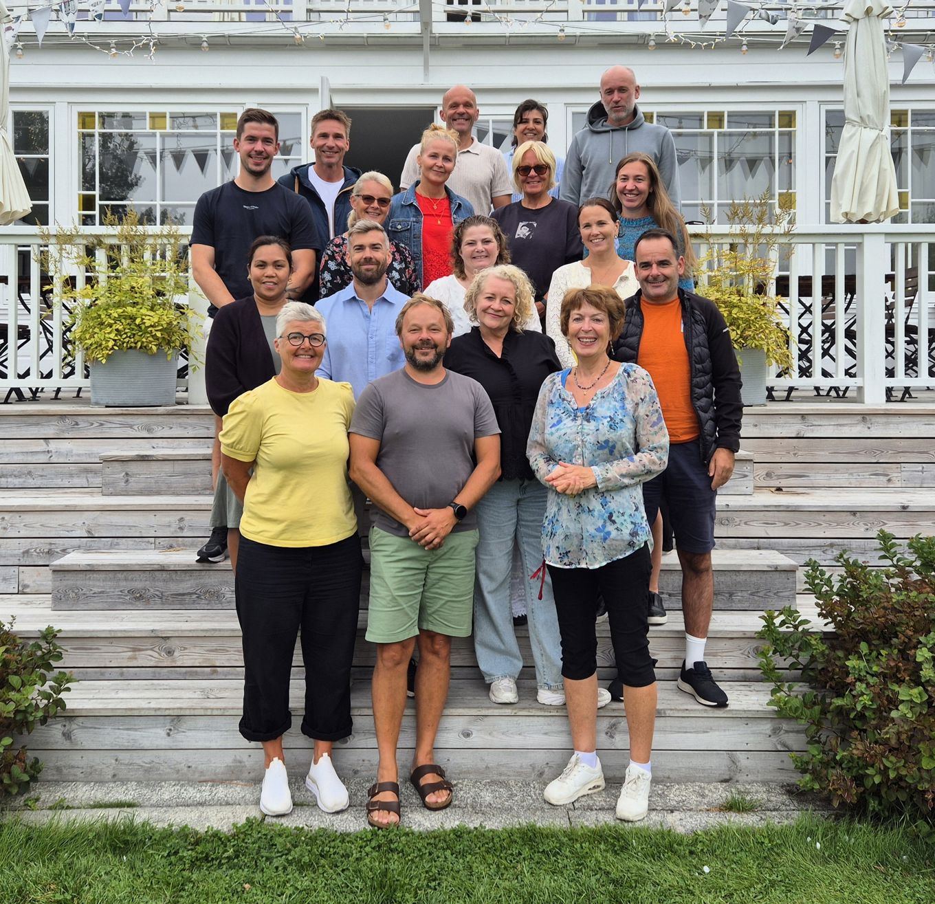 en gruppe mennesker som poserer for et bilde på trinn