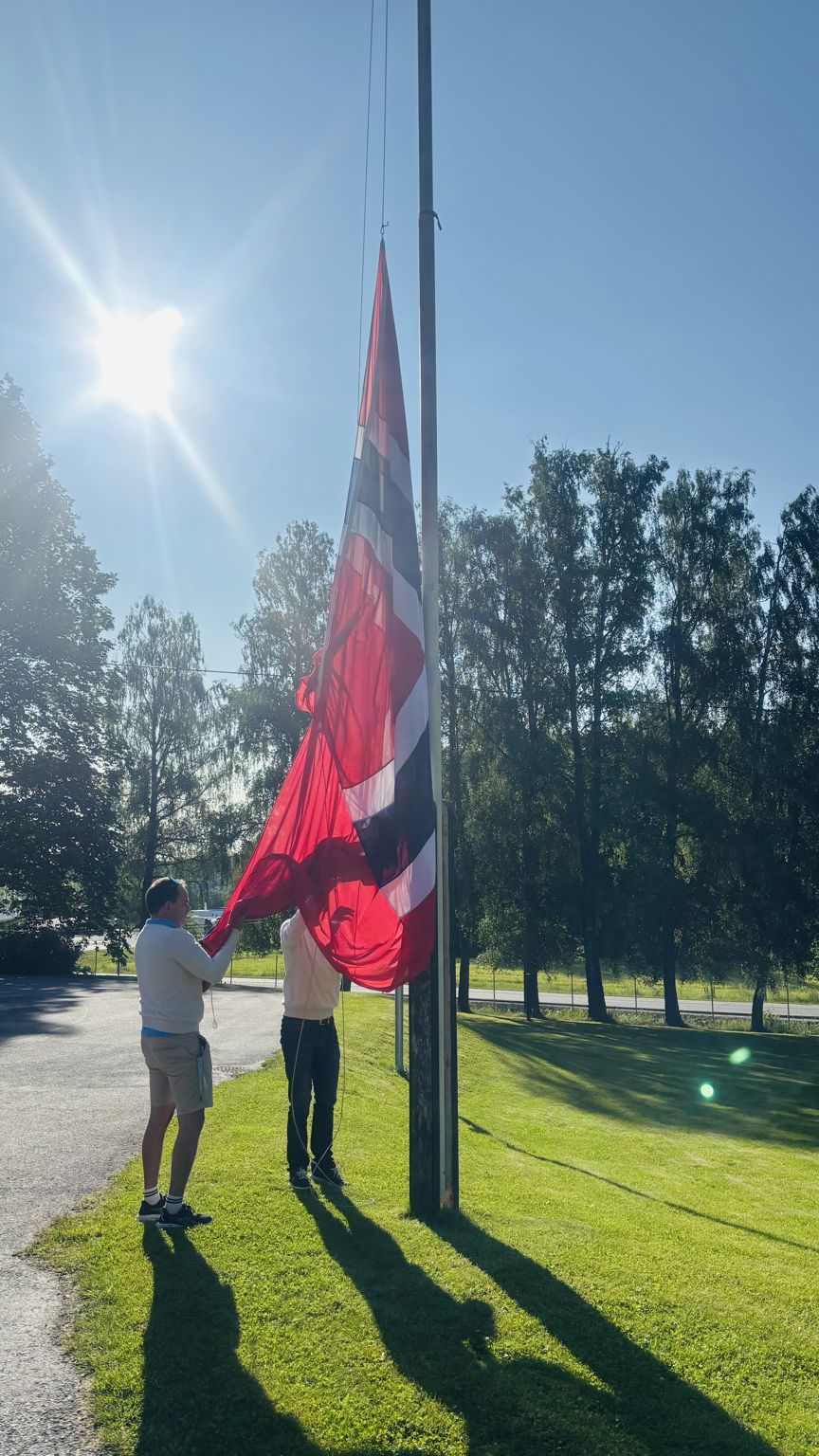en person som står ved siden av et flagg en person som står ved siden av et flagg