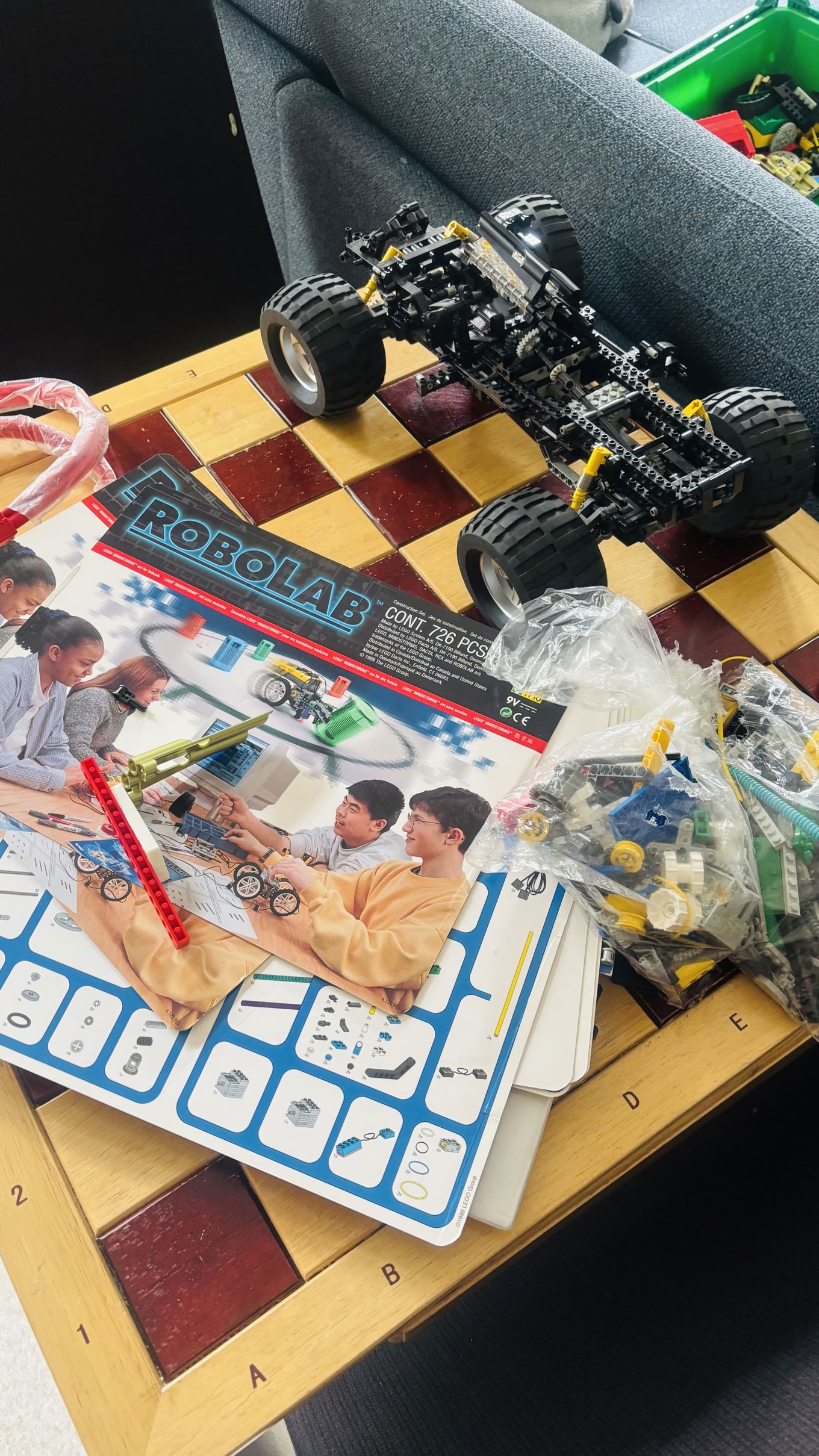 En lekebil på et bord