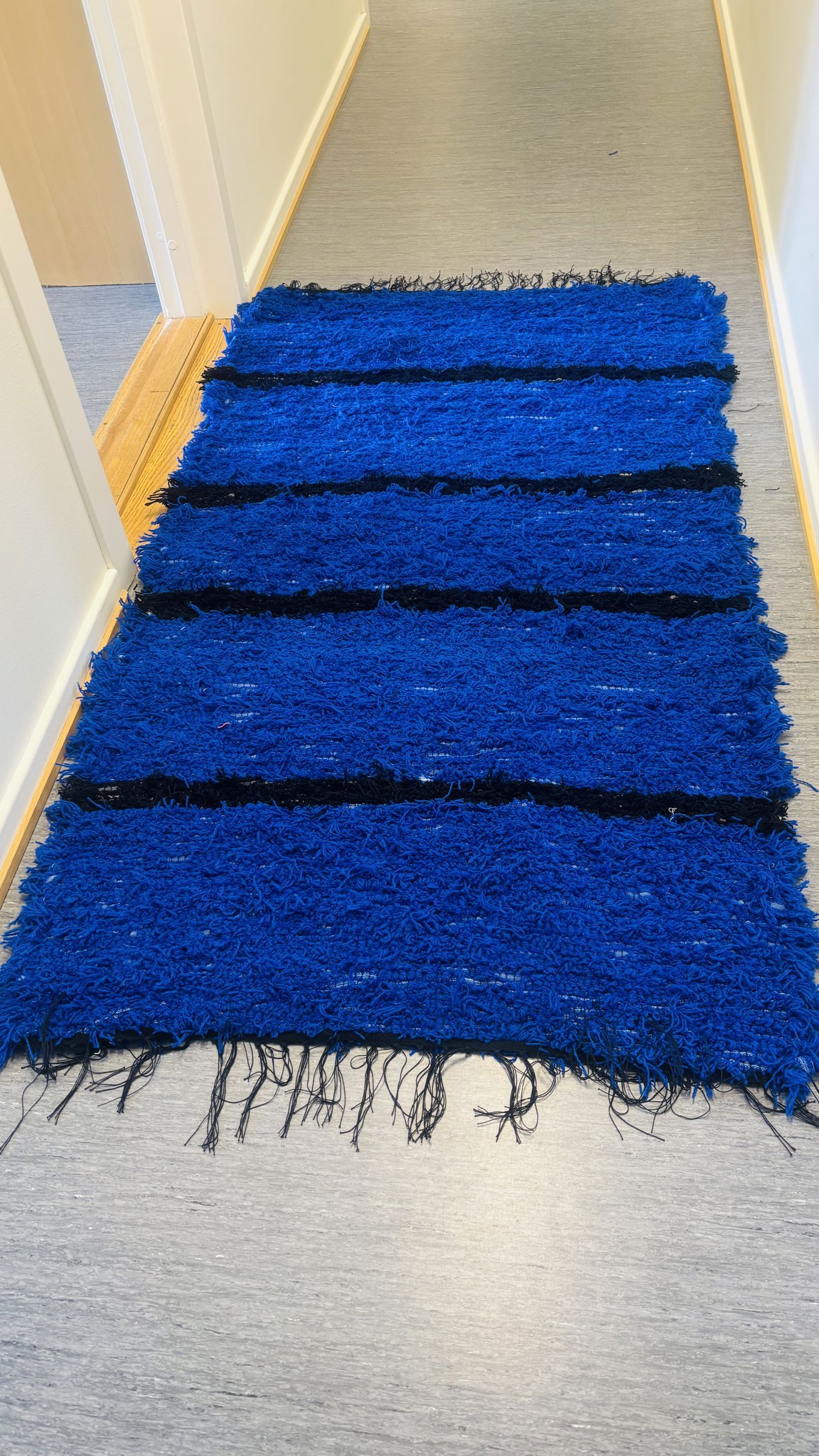 et blått teppe på en hvit overflate